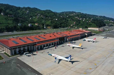 Bakan Uraloğlu: "12 aylık dönemde üst geçişler ile birlikte toplam 2 milyon 507 bin 399 uçak trafiğine ulaştık" 