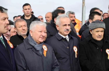 Bakan Uraloğlu: "Bölünmüş yol ağını 30 bin kilometrenin üzerine çıkarmanın gururunu yaşıyoruz" 