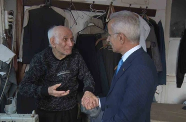 Bakan Uraloğlu ile 87 yaşındaki terzi arasında gülümseten diyalog 