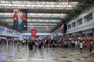 Bakan Uraloğlu: "İstanbul’daki iki havalimanımız, yılın ilk yarısında 78 ilin nüfusundan fazla yolcuyu ağırladı" 