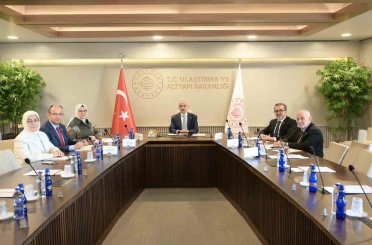 Bakan Uraloğlu: "Sosyal medyada gençlerimizin dijital dünyada daha güvenli yer alabilmelerini sağlamak için yapılabilecekleri ele aldık"