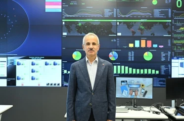 Bakan Uraloğlu: "Türkiye’de haftalık sosyal medya kullanım süresi 25 saat 4 dakikaya çıktı"