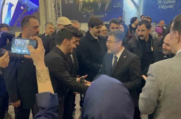 Bakan Yumaklı, gençlerle birlikte "Kabe’de Hacılar" ilahisini söyledi 