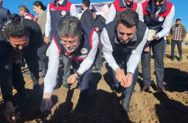 Bakan Yumaklı, Tunceli’de dağ sarımsağı ekti, balık yetiştiricileriyle bir araya geldi 
