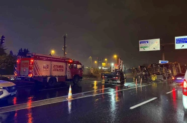 Bakırköy’de hafriyat kamyonu bariyere çarparak devrildi: 2 yaralı 