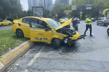 Bakırköy’de ticari taksi ve otomobil çarpıştı: 1 yaralı 