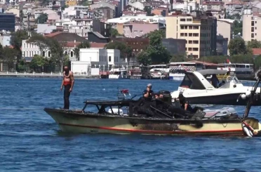 Balat sahilinde tekne alev alev yandı: Baba ve oğul denize atlayarak kurtuldu 