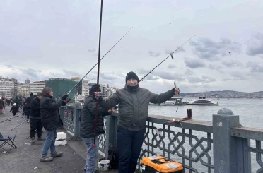 Balığın kulağına kar suyu kaçtı, olta balıkçıları yılın son günü Galata Köprüsü’nde "rastgele" dedi 