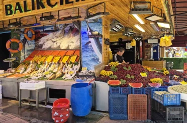Balık tezgahları renk değiştirdi: Yarısı balık yarısı meyve 