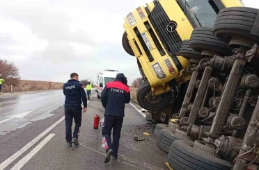 Balık yemi yüklü tır devrildi 