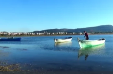 Balıkçıların ağ attığı kuruyan göldeki toprak parçalarında şimdi yürüyüş yapılıyor
