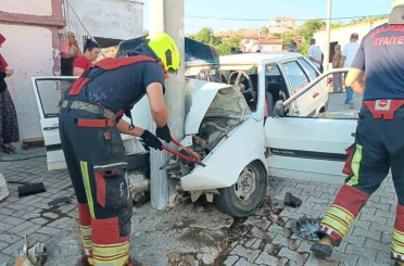 Balıkesir’de elektrik direğine çarpan araçta iki kişi yaralandı 