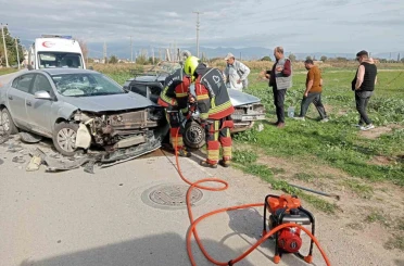 Balıkesir’de iki otomobil kafa kafaya çarpıştı: 3 yaralı 