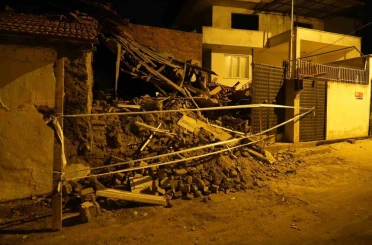 Balıkesir’de metruk bina çöktü 