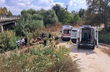 Balıkesir’de otomobil dere kenarına uçtu; 2 yaralı 