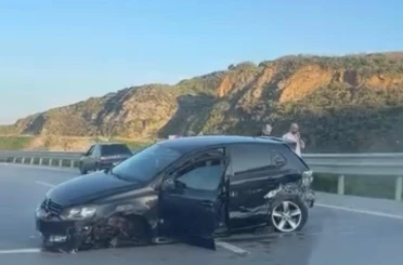 Balıkesir’de trafik kazası; araç bariyerlere çarptı 