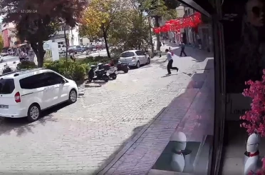 Balıkesir’de yaşanan deprem anı saniye saniye güvenlik kamerasına yansıdı 