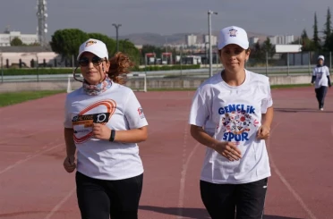 Balıkesir’de yüzlerce genç sağlıklı yaşam için spor yaptı
