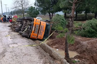Balıkesir’de zemin çökünce beton mikseri devrildi: 1 ölü, 1 yaralı 