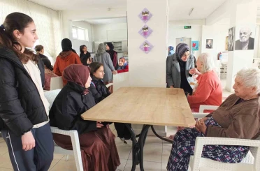 Balıkesirli öğrenciler yaşlıları sevindirdi 