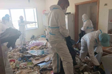 Balkan Mahallesi’nde evden 28 ton çöp çıkarıldı 