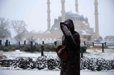 Balkanlardan gelen soğuk hava Edirne’yi beyaza bürüdü 