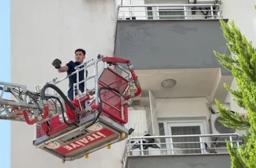 Balkon filesine takılan güvercini itfaiye kurtardı 