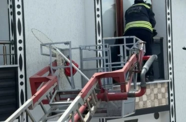 Balkona sıkışan kargayı itfaiye kurtardı 