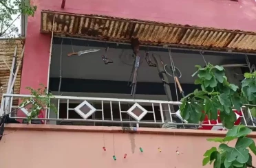 Balkonda silah, balta ve kılıç sergileyen şahıs hayrete düşürdü 