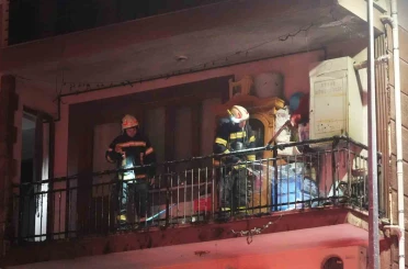 Balkondaki kombiden çıkan yangın mahalle sakinlerini korkuttu 