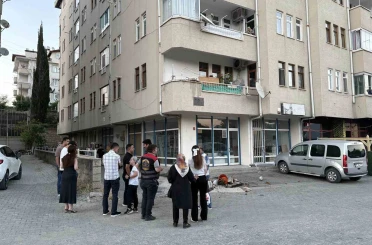 Balkondaki saksının aşırı ısınması sonrası çıkan yangını vatandaşlar söndürdü 