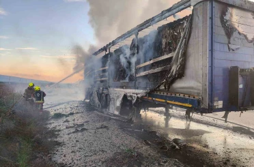 Bandırma karayolunda tır dorsesi alev aldı 