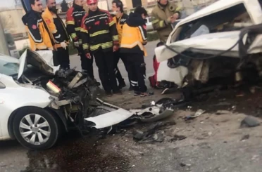 Bandırma’da 4 araçlı zincirleme kaza: 1 ölü, 1 yaralı 
