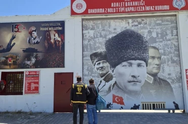 Bandırma’da 60 yıl hapis cezasıyla aranan şahıs kıskıvrak yakalandı 