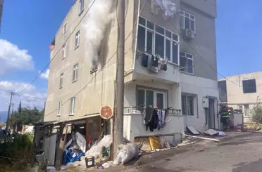 Bandırma’da apartman yangını itfaiye ekiplerince söndürüldü
