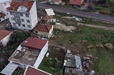 Bandırma’da fırtına, müstakil evin çatısını 60 metre uçurdu 