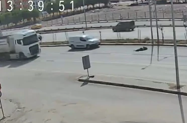 Bandırma’da kamyonun çarptığı yaşlı adam metrelerce savruldu 