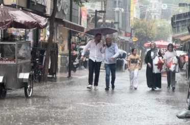 Bandırma’da sağanak yağış etkili oldu 