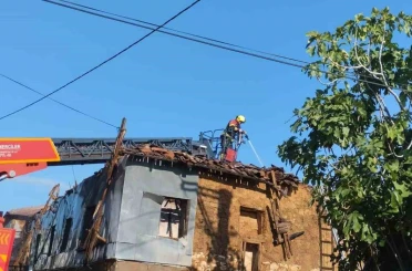 Bandırma’da yanan ev kullanılamaz hale geldi 