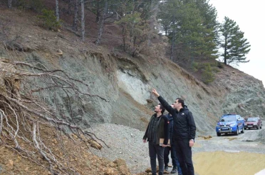 Baraj gölünde artan su seviyesi orman ve arazi yollarında heyelana neden oldu 