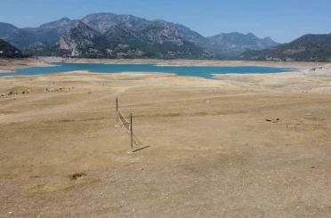 Barajda su seviyesi yüzde 10’a düştü: Çoraklaşan bölgeye voleybol direği diktiler 