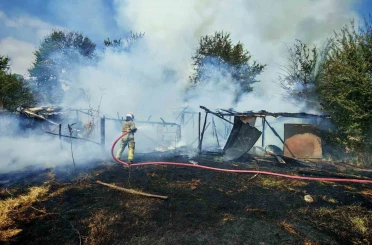 Barakaya sıçrayan yangın itfaiye ekiplerini harekete geçirdi 