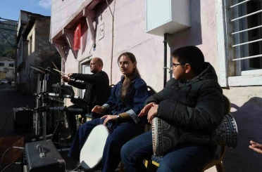 Barış Manço, annesiyle bir dönem yaşadığı evin önünde anıldı 