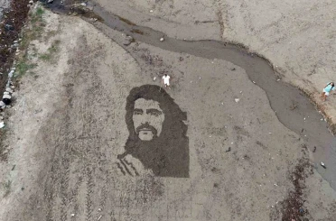 Barış Manço’nun resmini tırmıkla Alanya sahillerine işledi 