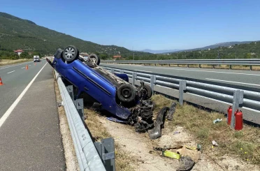 Bariyerlere çarpan hafif ticari araç ters döndü: 3 yaralı 