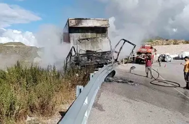 Bariyerlere çarpan kamyon alev alev yandı, sürücü yaralı kurtuldu

