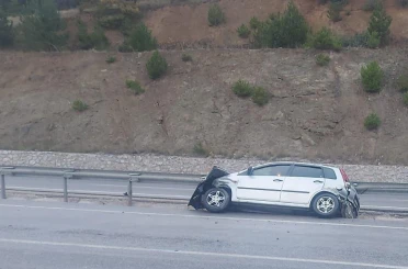 Bariyerlere çarpan otomobilde 2 kişi yaralandı