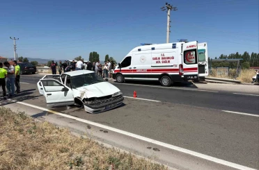 Bariyerlere çarpan otomobilde 6 kişi yaralandı 