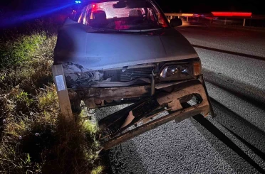 Bariyerlere çarpan otomobilin sürücüsü yaralandı 