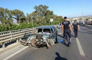 Bariyerlere çarpan Tofaş hurdaya döndü, etrafa saçılan parçaları başka sürücüyü de yaraladı 